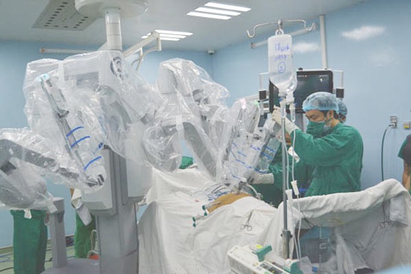 Binh Dan Hospital, the first hospital in the country, applies Robot-assisted surgery for adults. This is one of ten top event in the health sector in 2016 (Photo: SGGP)