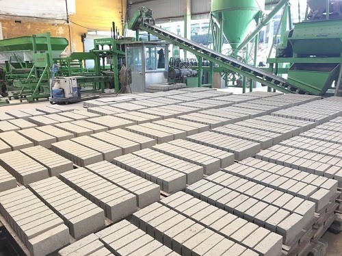 A non-fired brick production line in Hai Phong City. — Photo baoxaydung.com.vn