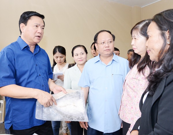 Mr. Thang (L) learns about dua fish at a cooperative in Can Gio district on December 15 (Photo: SGGP)