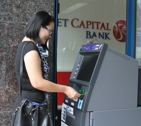 The woman withdraws cash at an ATM in HCMC (Photo: SGGP)