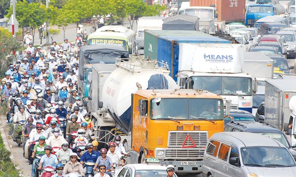 Chairman of the HCMC People’s Committee Nguyen Thanh Phong requires districts and agencies to focus on solving traffic jam (Photo: SGGP)