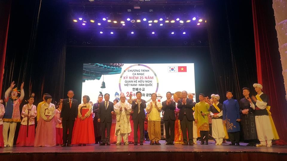 Art performance marking the 25th anniversary of diplomatic relations between Vietnam and South Korea. (Photo: Korean Cultural Center)