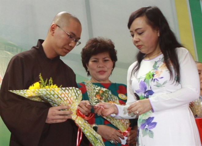 Health Minister Nguyen Thi Kim Tien gives organ tissue donation cards to registered donors (Photo: VNA)