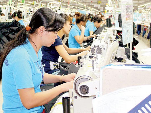 Workers of Bower Vietnam textile company in the southern province of Binh Duong are working in the factory (Photo: SGGP)