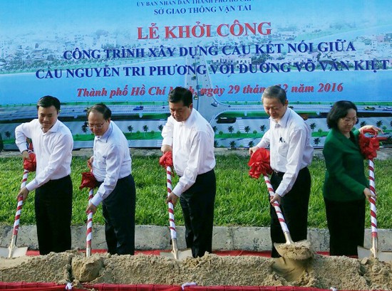 HCMC leaders attend a ceremony to start work on a new bridge linking Vo Van Kiet Boulevard up to Nguyen Tri Phuong Bridge on December 29 (Photo: SGGP)