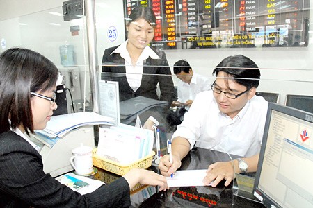 A bank in HCMC. Banks are forecast to adjust their deposit Interest rates at reasonable levels to ensure customers' rights in 2017 (Photo: SGGP)