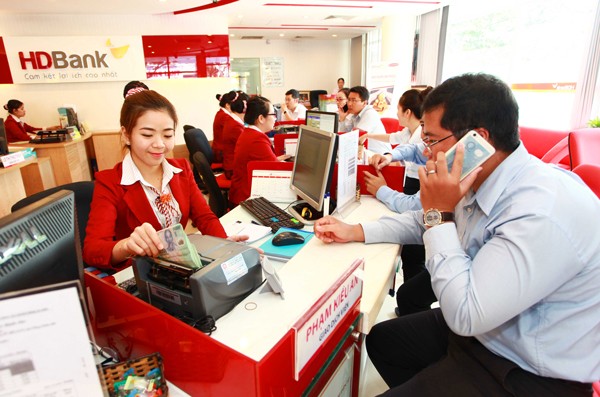 Transaction at a HD Bank in HCMC (Photo: SGGP)