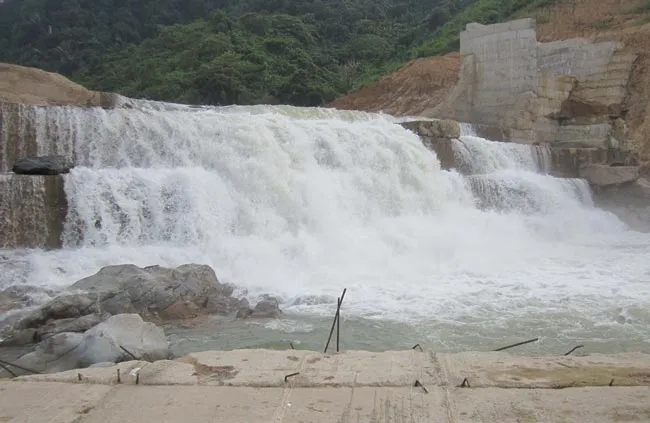 “Bom nước” lơ lửng