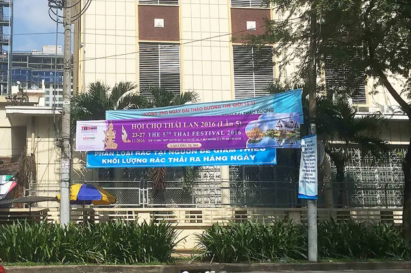 Rối mắt vì băng rôn