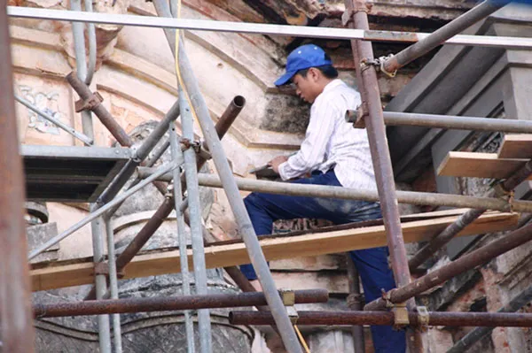 Lo ngại bia Quốc học biến dạng