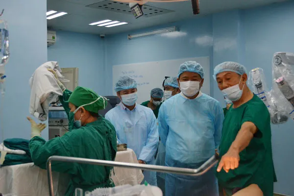 Lần đầu tiên triển khai phẫu thuật nội soi bằng robot