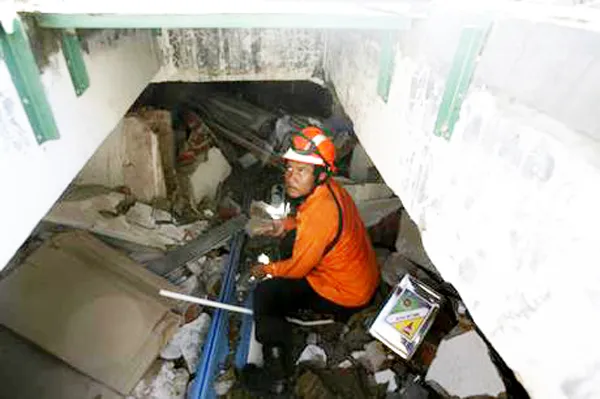 Chạy đua cứu hộ ở Indonesia khi số người chết do động đất lên hơn 100 người