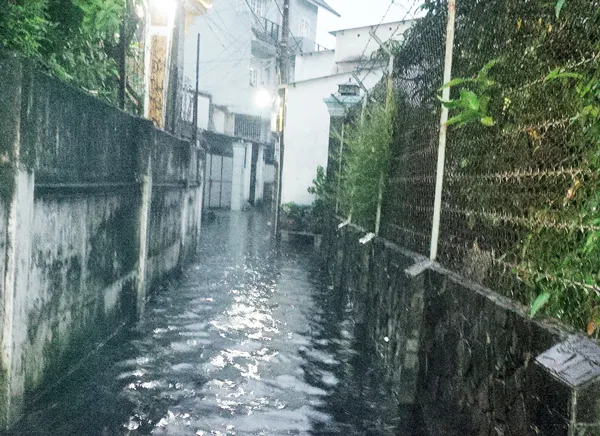 Lấp đường thoát nước làm hẻm ngập nặng