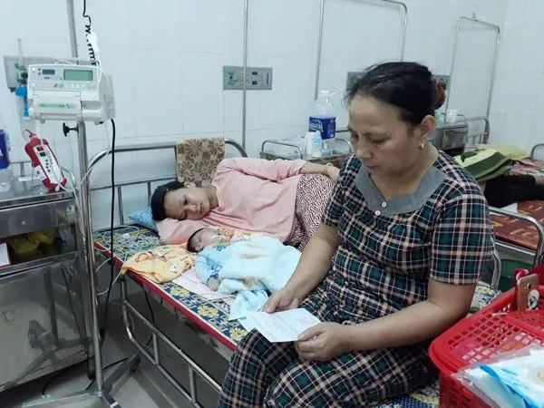 Đình chỉ công tác một bác sĩ trong vụ bé gái gãy xương đòn khi sinh