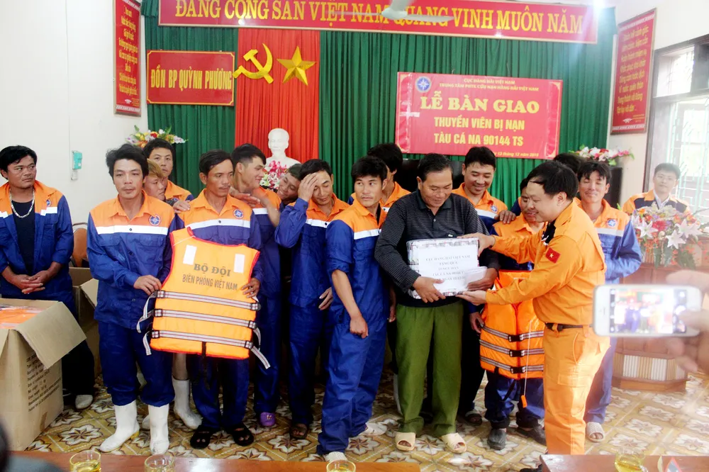 Truy tìm tàu cá tông tàu bạn rồi bỏ chạy ảnh 3