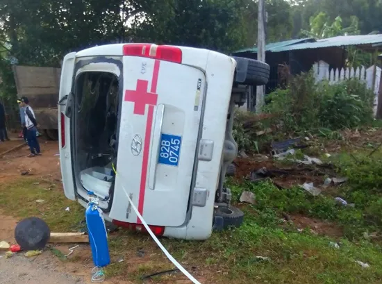 Lật xe cứu thương, 1 người chết, 5 người bị thương