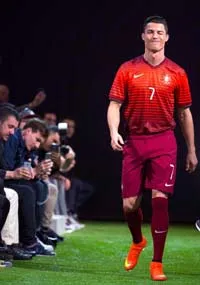 Lý do Ronaldo chỉ thích giày “màu mè” ảnh 1