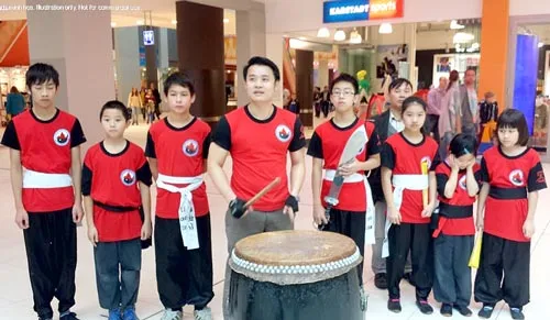 Vất vả dạy con nơi xứ người