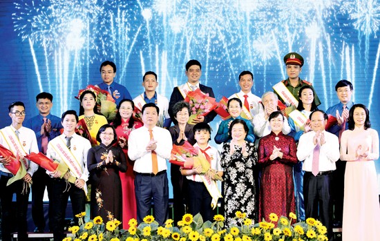 City leaders honor examplary young citizens of Ho Chi Minh City (Photo: SGGP)