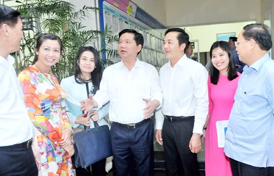 HCMC party chief Dinh La Thang (C) talks to delegates at the meeting hosted to discuss tourist development in the city on January 10 (Photo: SGGP)