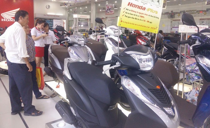 Scooters are displayed in Viet Quan Thai shop in District Go Vap (Photo: SGGP)