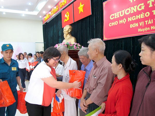 Deputy head of the HCMC National Assembly delegation, Van Thi Bach Tuyet presents Tet gifts to poor households in Hoc Mon district. (Photo: Sggp)