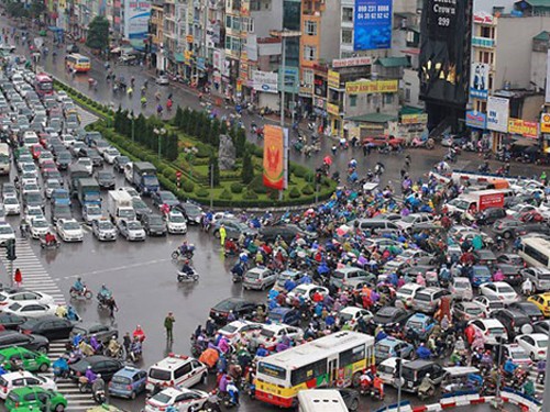 Traffic jam at O Cho Dua-Xa Dan intersection in Hanoi (Photo: SGGP)