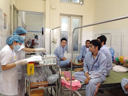 Two and three patients still stay in one bed in many hospitals (Photo: SGGP)