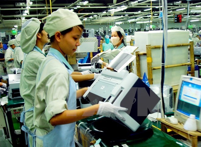 Workers at a Samsung's factory in Vietnam. (Photo: VNA)