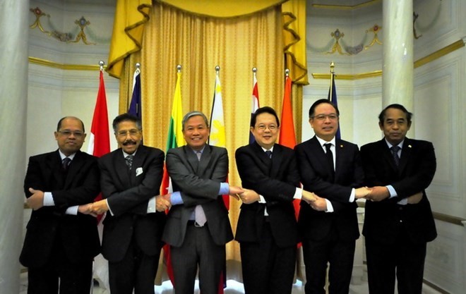 Six members of the ASEAN Committee in Rome (Photo: ACR)