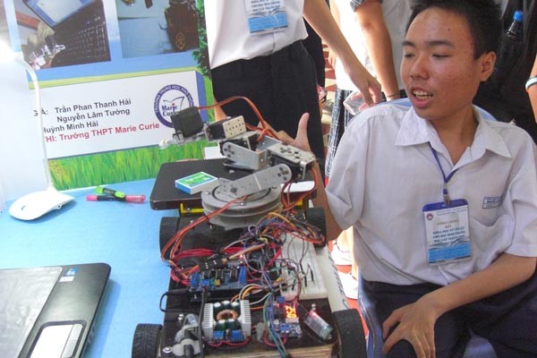 Student winners with their product to help disabled people (Photo: SGGP)