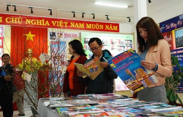 Readers at the 2017 Spring Newspaper Festival in Lam Dong