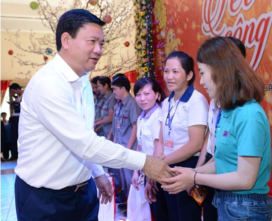 HCMC Chief Party Dinh La Thang sends Tet greetings to the workers