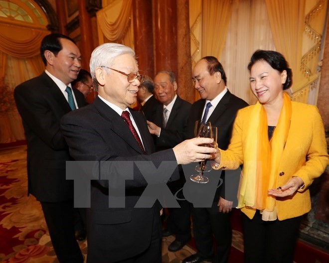 Party leader Nguyen Phu Trong toasts with Party and State leaders on New Year. (Source: VNA)
