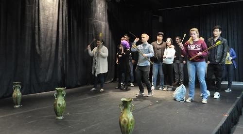 This photo, provided by the Korean Cultural Center in Los Angeles, shows foreigners taking part in a traditional Korean game on Jan. 24, 2017. (Yonhap)