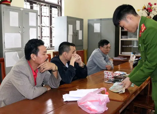 Bắt liên tiếp hai vụ đánh bạc lớn tại Hà Tĩnh