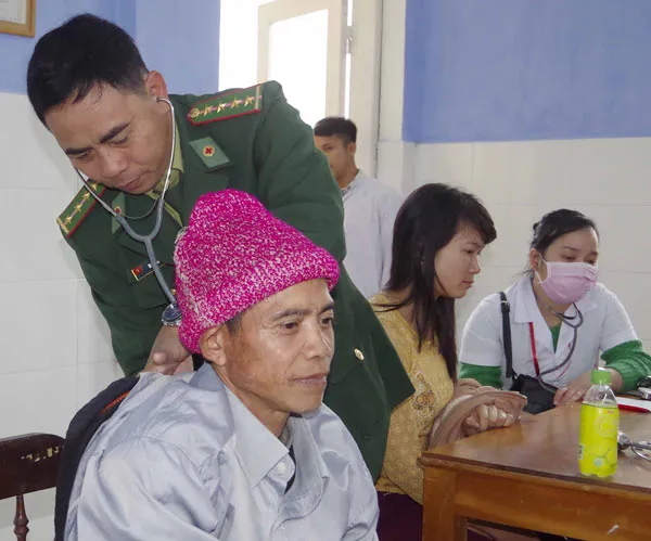 Tặng quà và khám bệnh miễn phí cho đồng bào biên giới