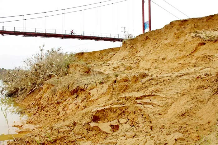 Dân “khát” nước sạch và lo sạt lở đất