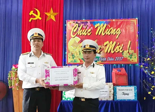 Bộ Tư lệnh Vùng 3 Hải quân thăm và chúc tết tại đảo Cồn Cỏ