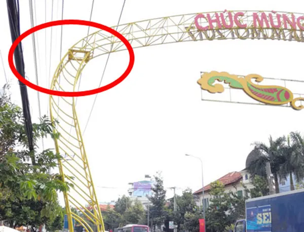 Phan Thiết lắp cổng chào khiến lưới điện mất an toàn