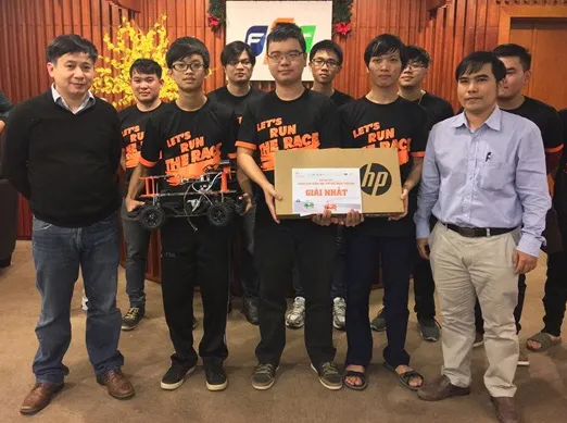 FPT cấp xe đua không người lái cho các trường đại học