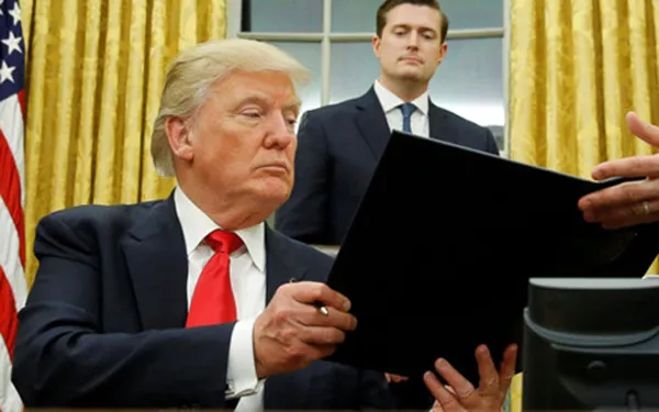 Tổng thống Trump ký sắc lệnh đầu tiên chống Obamacare của người tiền nhiệm