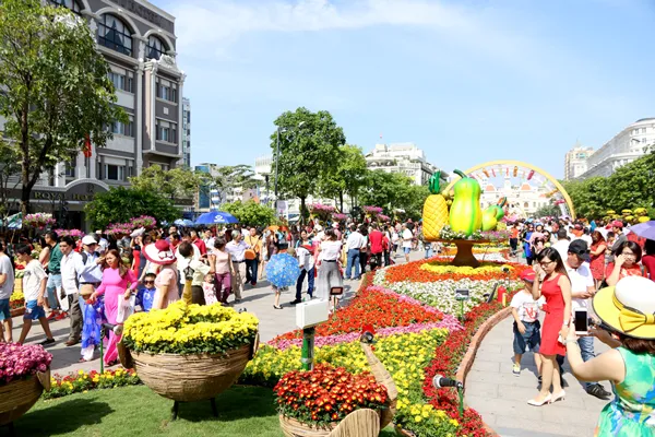 Người dân TPHCM hân hoan du xuân đầu năm ảnh 2