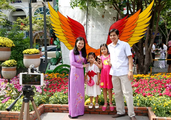 Người dân TPHCM hân hoan du xuân đầu năm ảnh 9