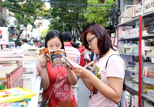 Người dân TPHCM hân hoan du xuân đầu năm ảnh 11