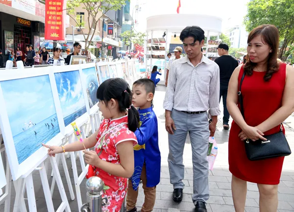 Người dân TPHCM hân hoan du xuân đầu năm ảnh 12