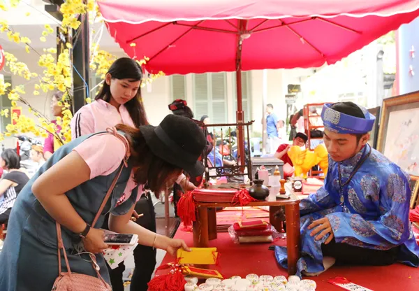 Người dân TPHCM hân hoan du xuân đầu năm ảnh 15