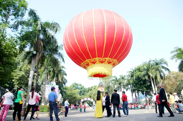 Người dân TPHCM hân hoan du xuân đầu năm ảnh 18