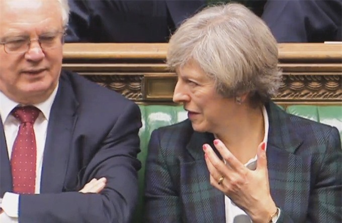 Brexit Minister David Davis talking to Theresa May in parliament during the Brexit debate on Tuesday.—AFP/VNA PHOTO