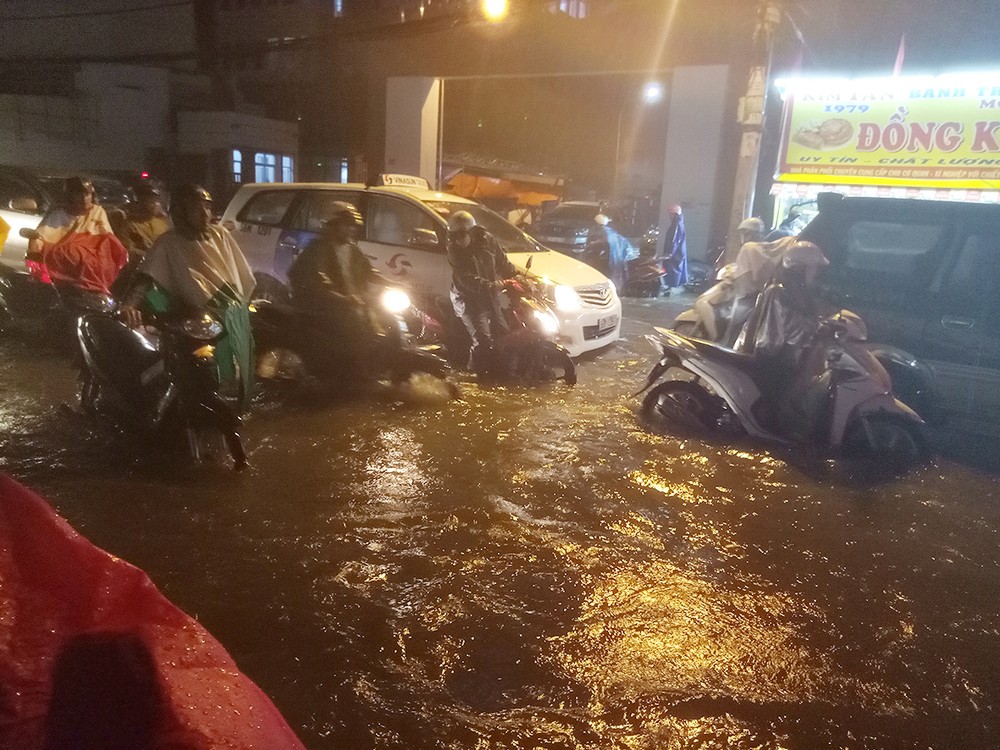 Unseasonable rain badly submerges many streets in HCMC on February 2 (Illustrative photo: SGGP)